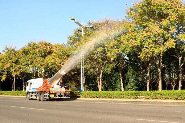 天地美霧炮車(chē)：環(huán)衛(wèi)降塵，吹打落葉，保障道路順暢同行